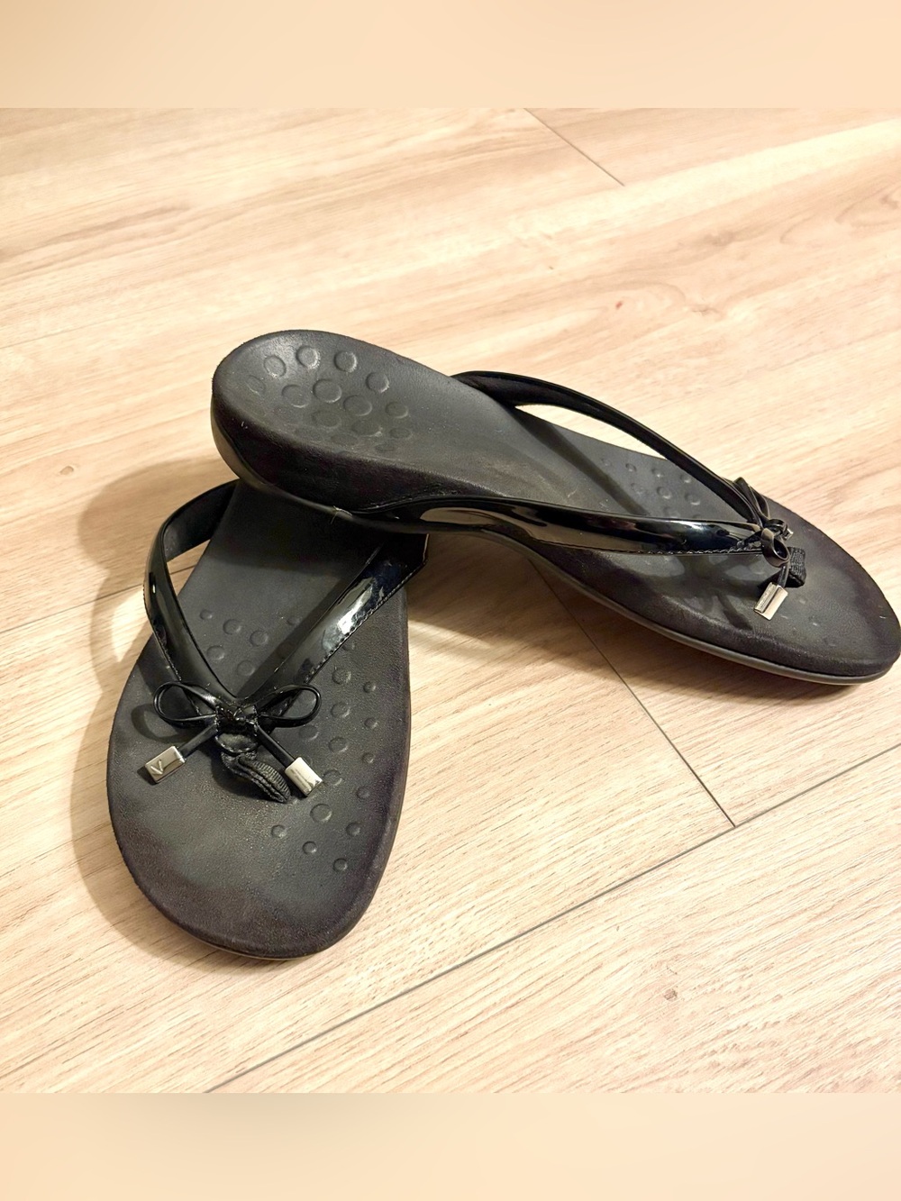 Vionic Black Bella Toe Post Sandals